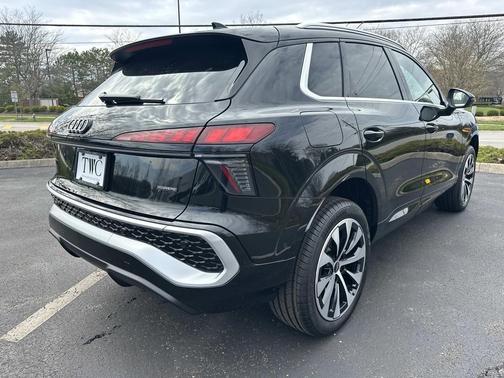 Mythos Black Metallic 2026 Audi Q3 S line