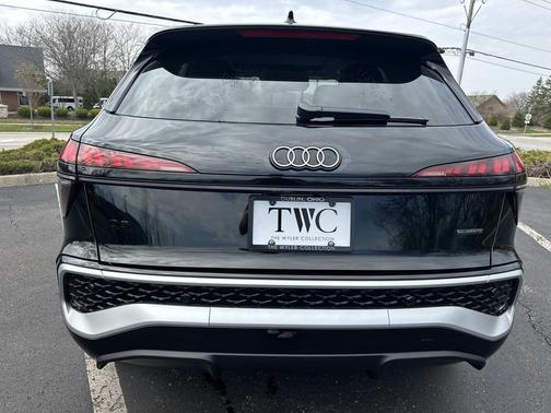 Mythos Black Metallic 2026 Audi Q3 S line