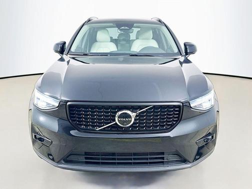 Onyx Black Metallic 2023 Volvo XC40 B5 Plus Dark Theme