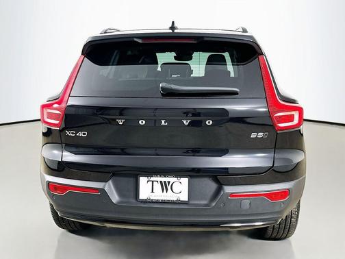 Onyx Black Metallic 2023 Volvo XC40 B5 Plus Dark Theme