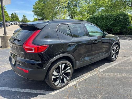 Onyx Black Metallic 2023 Volvo XC40 B5 Plus Dark Theme
