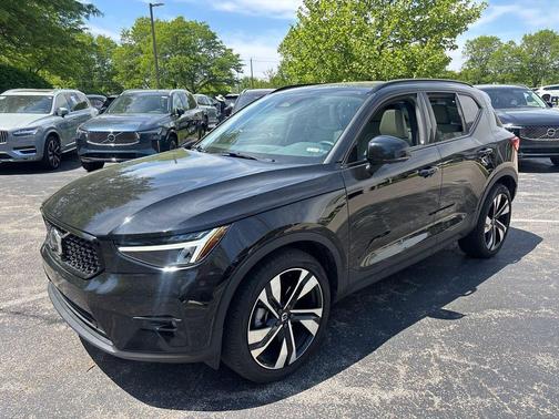 Onyx Black Metallic 2023 Volvo XC40 B5 Plus Dark Theme