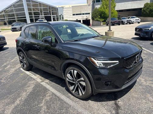 Onyx Black Metallic 2023 Volvo XC40 B5 Plus Dark Theme