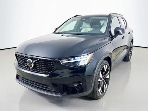 Onyx Black Metallic 2023 Volvo XC40 B5 Plus Dark Theme