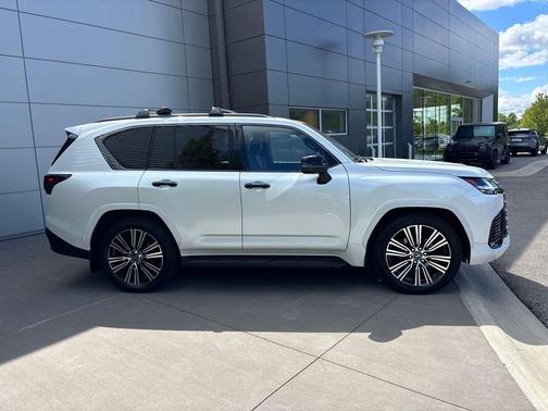 Eminent White Pearl 2024 Lexus LX 600 Luxury