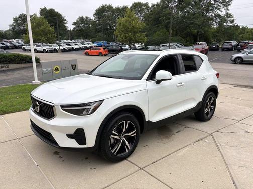 2025 Volvo XC40 B5 Core Bright Theme