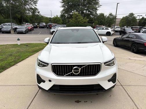 2025 Volvo XC40 B5 Core Bright Theme