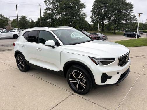 2025 Volvo XC40 B5 Core Bright Theme