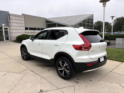 2025 Volvo XC40 B5 Core Bright Theme