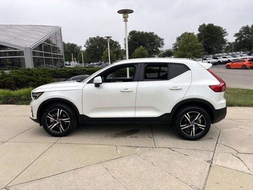 2025 Volvo XC40 B5 Core Bright Theme