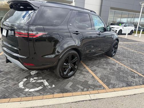 Santorini Black Metallic 2025 Land Rover Discovery P360 Metropolitan Edition