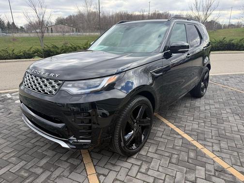 Santorini Black Metallic 2025 Land Rover Discovery P360 Metropolitan Edition