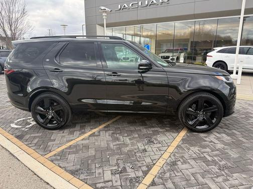Santorini Black Metallic 2025 Land Rover Discovery P360 Metropolitan Edition