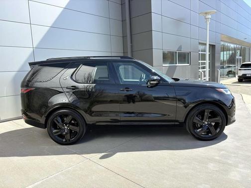 Santorini Black Metallic 2025 Land Rover Discovery P360 Metropolitan Edition
