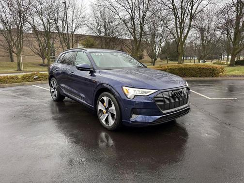 Navarra Blue Metallic 2022 Audi e-tron Premium Plus SUV