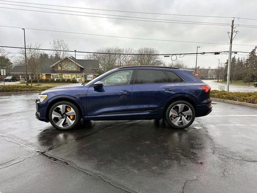 2022 Audi e-tron Premium Plus