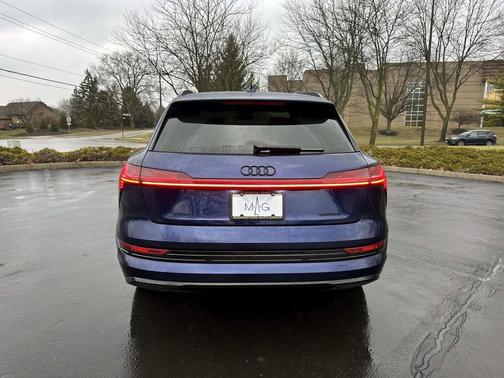 2022 Audi e-tron Premium Plus