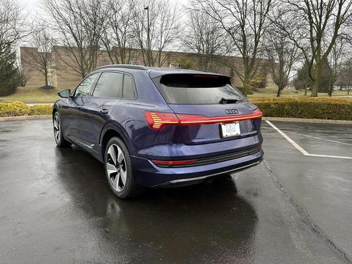 2022 Audi e-tron Premium Plus