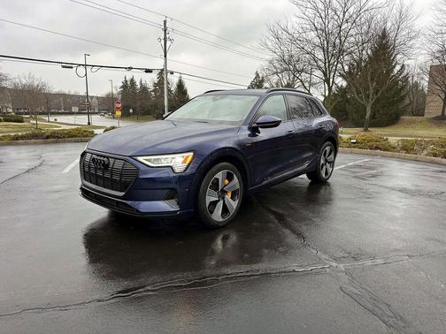 2022 Audi e-tron Premium Plus