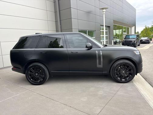 Obsidian Black SV Bespoke Ultra Metallic Satin 2025 Land Rover Range Rover P530 SE