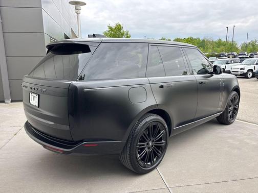 Obsidian Black SV Bespoke Ultra Metallic Satin 2025 Land Rover Range Rover P530 SE