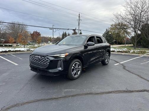 Mythos Black Metallic 2025 Audi Q5 Premium