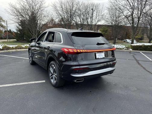 Mythos Black Metallic 2025 Audi Q5 Premium