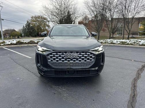 Mythos Black Metallic 2025 Audi Q5 Premium