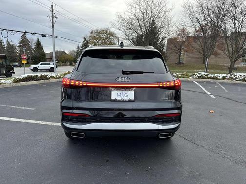 Mythos Black Metallic 2025 Audi Q5 Premium