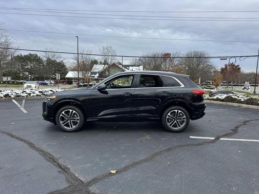Mythos Black Metallic 2025 Audi Q5 Premium