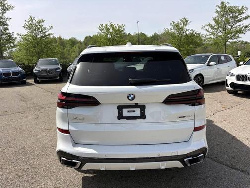 Mineral White Metallic 2026 BMW X5 xDrive40i