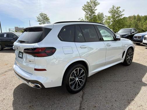 Mineral White Metallic 2026 BMW X5 xDrive40i