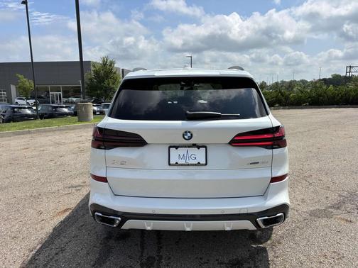 Mineral White Metallic 2026 BMW X5 xDrive40i