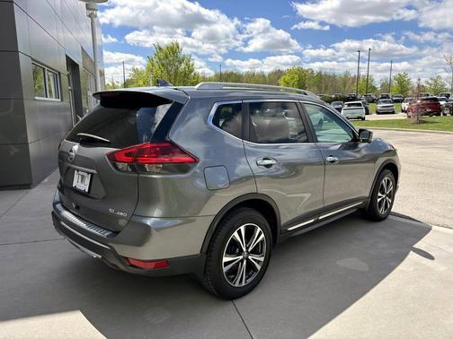 Gun Metallic 2017 Nissan Rogue SL