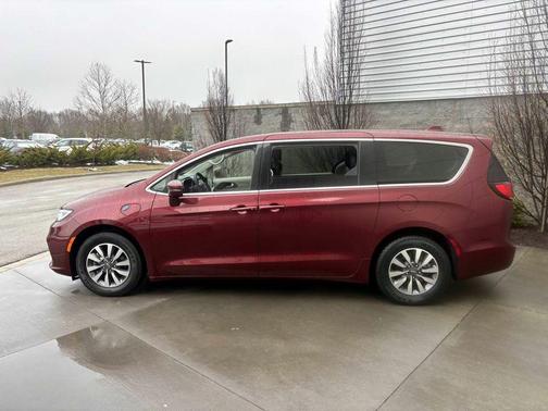 2022 Chrysler Pacifica Hybrid Touring L