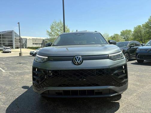 Platinum Gray Metallic 2025 Volkswagen Tiguan 2.0T SE R-Line Black 4MOTION