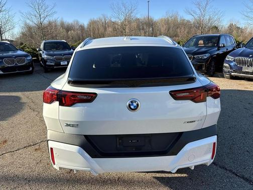 Mineral White Metallic 2025 BMW X2 xDrive28i