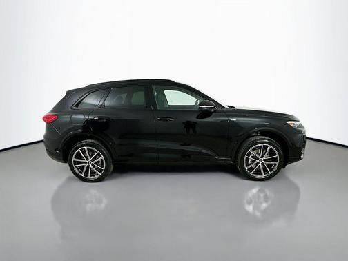 Mythos Black Metallic 2026 Audi Q5 Premium Plus TFSI quattro S tronic