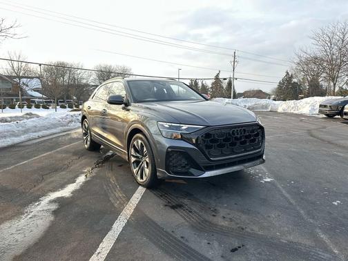 Daytona Gray Pearl Effect 2026 Audi Q8 55 Premium Plus