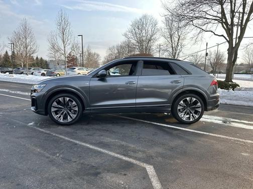 Daytona Gray Pearl Effect 2026 Audi Q8 55 Premium Plus