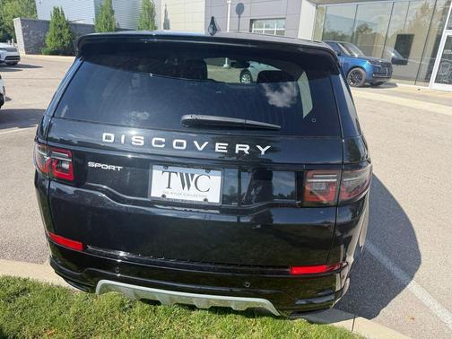 Santorini Black Metallic 2025 Land Rover Discovery Sport S