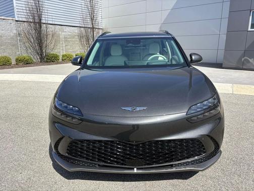 Makalu Gray 2024 Genesis GV60 Advanced AWD