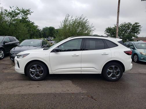 Star White Metallic Tri-Coat 2023 Ford Escape ST-Line