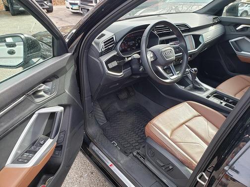 2022 Audi Q3 45 S line Premium