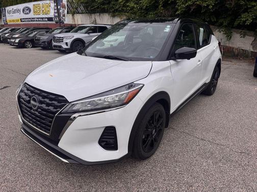 Aspen White Tricoat/Super Black 2023 Nissan Kicks SR