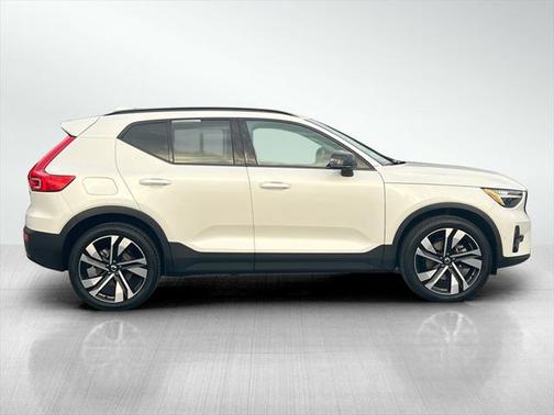 2024 Volvo XC40 B5 Plus Dark Theme