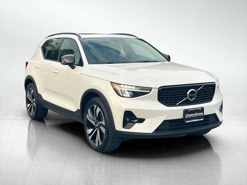2024 Volvo XC40 B5 Plus Dark Theme