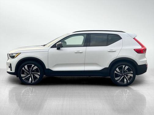 2024 Volvo XC40 B5 Plus Dark Theme