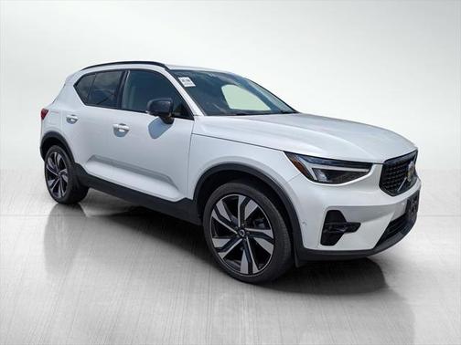 2024 Volvo XC40 B5 Plus Dark Theme