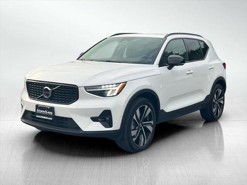 2024 Volvo XC40 B5 Plus Dark Theme